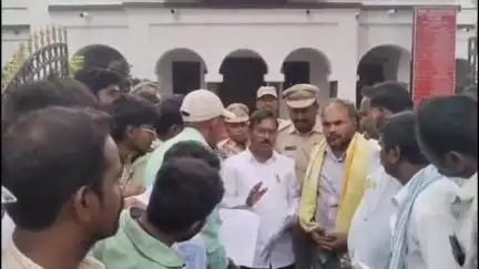 మిర్యాలగూడ: యాదాద్రి థర్మల్ పవర్ ప్లాంట్ లో వీర్లపాలెం గ్రామస్తులకు ఉద్యోగాలు కల్పించాలని సబ్ కలెక్టర్ కార్యాలయం ముందు ఆందోళన