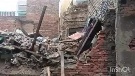 कोल: सराय रहमान में भारी बारिश के कारण पुराना मकान भरभरा कर गिरा, नहीं हुई कोई जनहानि