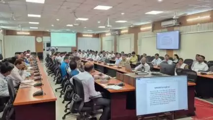 बेतिया: समाहरणालय सभागार में एचआरएमएस डेटा मैपिंग के लिए जिला प्रोग्राम पदाधिकारी को मिला प्रशस्ति पत्र