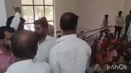 जिल्हाधिकारी कार्यालयात पवनचक्की कंपनीच्या विरोधात मनसेचे ठिय्या आंदोलन