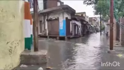 सादाबाद: रविवार रात से हुई भीषण बारिश ने सादाबाद में भारी जल भराव किया, घरों में घुसा पानी और सड़कें बैठ गईं