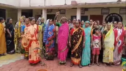 धुळे: फाशीपूल अण्णाभाऊ साठे नगरमधील रेशन दुकान न हलवण्याची नागरिकांची तहसील अधिकार्‍यांकडे निवेदनाद्वारे मागणी