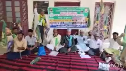 लखीमपुर: ग्रामीण बच्चों की शिक्षा खतरे में, पीस पार्टी ने स्कूल पेयरिंग नीति के खिलाफ धरना देकर DM को सौंपा ज्ञापन