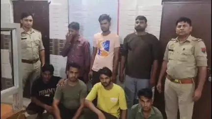 छाता: कोसीकला पुलिस ने जुआ खेलते हुए जुआरियों को ताश के पत्ते और नगदी के साथ पकड़ा