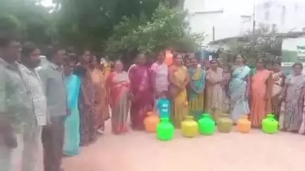 గుంతకల్లు: పట్టణంలోని పక్కిరప్ప కాలనీలో తాగునీరు సక్రమంగా సరఫరా ఖాళీ బిందెలతో మహిళలు రోడ్డుపై ఆందోళన