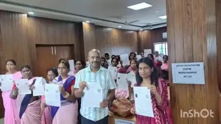 हाजीपुर: हाजीपुर प्रखंड कार्यालय में वोटर लिस्ट शुद्ध करने के लिए सघन पुनरीक्षण कार्यक्रम किया गया