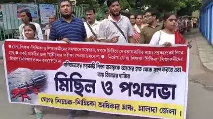 ইংরেজবাজার: আবারো পথে চাকরি হারা শিক্ষক-শিক্ষিকারা অতুল মার্কেট এলাকায় শিক্ষা ভবন ঘেরাও