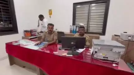 बार्शी: शाळेतून निघून आलेल्या अल्पवयीन मुलाला वैराग पोलिसांनी दिले आजोबाच्या ताब्यात