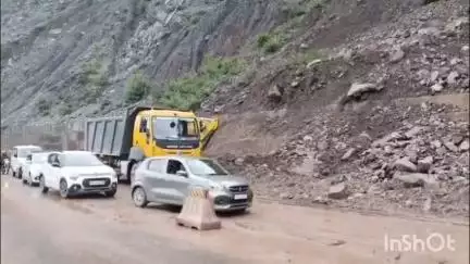 सोलन: NH-5 पर चक्की मोड़ पर यातायात पूरी तरह से बहाल, दोनों तरफ के वाहनों की आवाजाही शुरू
