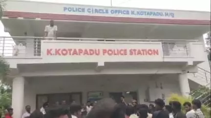 చౌడువాడలో చీటీల పేరుతో భారీ మోసం, న్యాయం చేయాలని కే.కోటపాడు పోలీస్ స్టేషన్ ముందు వ్యక్తి డీజిల్‌ పోసుకొని ఆత్మహత్యాయత్నం