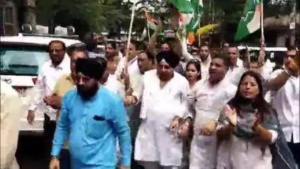 इंदौर: इंदौर में जीतू पटवारी पर केस दर्ज होने पर कांग्रेसियों ने संभागीय आयुक्त कार्यालय पर किया प्रदर्शन