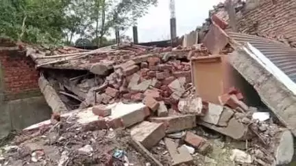 कस्बा बुगरासी में बारिश के कारण गिरा 2 मंजिला मकान, लाखों रुपए का हुआ नुकसान