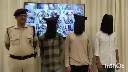 आरा: नगर थाना पुलिस ने 2 देसी पिस्तौल, 7 जिंदा कारतूस और 2 मोबाइल के साथ तीन अपराधियों को किया गिरफ्तार