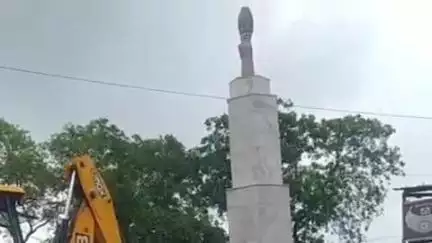 महाराजगंज: पश्चिम गांव में गायत्री स्तंभ तोड़ने से नाराज ग्रामीणों ने किया बवाल, PWD विभाग के अधिकारियों का किया घेराव