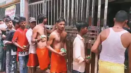 मखदुमपुर: बाबा सिद्धनाथ मंदिर में उमड़ रही है श्रद्धालुओं की भीड़