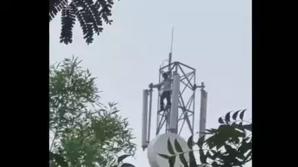 ధర్మపురి: భార్యతో గొడవపడి సెల్ టవర్ ఎక్కి వ్యక్తి ఆత్మహత్యాయత్నం, నచ్చజెప్పి కిందికి దింపిన పోలీసులు