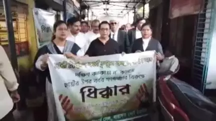বারাসাত ১: কসবায় ল-কলেজ ছাত্রীর উপর বর্বর গণধর্ষণের বিরুদ্ধে বারাসাতে প্রদেশ কংগ্রেস ল-ইয়ার সেল এর পক্ষ থেকে ধিক্কার মিছিল