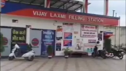 नारनौल: नारनौल में गाड़ी में पेट्रोल डलवा कर भागे युवक, एक साथी नहीं हो सका गाड़ी में सवार, पेट्रोल पंप के कर्मचारियों ने पकड़ा