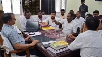 अमरावती: कृषी अधिकाऱ्यांच्या अंगावर फेकले बोगज बियाणे, जिल्हा कृषी अधीक्षक कार्यालयात बोगस बियाण्यांवरून युवा स्वाभिमान पक्षाचे आ
