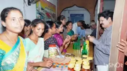 భద్రాచలం: భద్రాచలం ITDA కార్యాలయంలో చిన్న తరహా పరిశ్రమల ద్వారా న్యూట్రిషన్ పదార్థాల అమ్మకాలు స్టాల్ ను సందర్శించిన ఎమ్మెల్యే తెల్ల