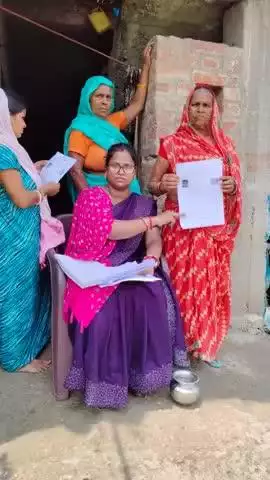 मतदाता सूची के विशेष गहन पुनरीक्षण (एसआईआर) के दौरान पटना में बीएलओ द्वारा घर-घर जाकर गणना प्रपत्र वितरित किए जा रहे हैं। डीईओ-सह-डीएम, पटना ने सभी ईआरओ को इस पर बारीकी से निगरानी करने का निर्देश दिया है।