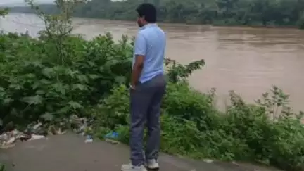 आदित्यपुर गम्हरिया: लगातार बारिश के बीच उपायुक्त के निर्देश पर आदित्यपुर के तटीय इलाकों का अंचल अधिकारी गम्हरिया ने किया निरीक्षण