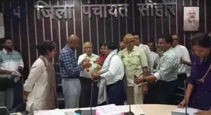 सीहोर नगर: जिला पंचायत में विदाई समारोह आयोजित, कलेक्टर व सीईओ ने 41 अधिकारी-कर्मचारियों को सम्मानित किया