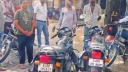 हिण्डोली: रेडक्रॉस सोसायटी भवन में चाय की दुकान पर एक ही नंबर की दो मोटरसाइकिल कोतवाली में दर्ज कराई गई शिकायत