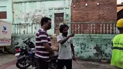 कन्नौज: कूड़ा गाड़ी पर बैठकर यूपी सरकार के मंत्री असीम अरुण ने किया रियल्टी चेक, शहर में घर-घर कूड़ा कलेक्शन में हुए शामिल