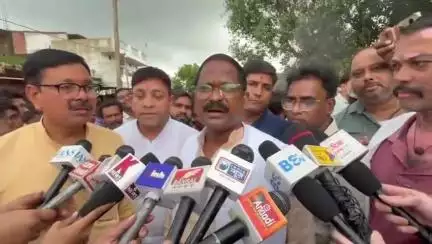 अंबिकापुर: दरिमा के ग्राम कंठी में ग्रामीणों ने किया सड़क जाम, पहुंचे छत्तीसगढ़ के पूर्व खाद्य मंत्री अमरजीत भगत