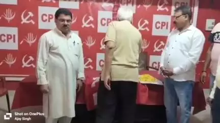 कांके: अल्बर्ट एक्का चौक स्थित सीपीआई प्रदेश कार्यालय में सिदो-कान्हू को पुष्पांजलि अर्पित कर दी गई