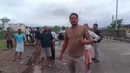 पंचकूला: सूरजपुर बस स्टॉप के पास नेशनल हाईवे विभाग पर पानी छोड़ने का आरोप, वार्ड 18 की जनता ने हाईवे पर किया प्रदर्शन