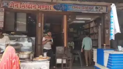 मुरैना नगर: बीच बाजार गुफा मंदिर के पास मिठाई गोदाम और दुकान का शटर तोड़कर चोरी, थाने में शिकायत
