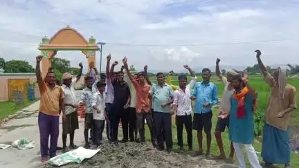 सांसद निधि से बन रहे विवाह भवन में भारी भ्रष्टचार ग्रामीणों ने विरोध प्रदर्शन कर काम कराया बंद।
#महराजगंज #भ्रष्टाचार