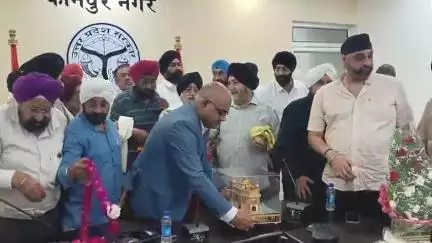 सिख बौद्ध मुस्लिम समाज के प्रतिनिधियों ने कानपुर जिलाधिकारी को उनके कार्यों को देख माला पहनकर व शाल भेंट कर किया सम्मान