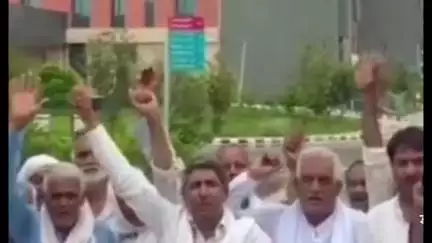 नारनौल: गांव कोरियावास मेडिकल कॉलेज का नाम बदलने की मांग को लेकर लोगों ने किया प्रदर्शन, 25 दिन से धरने पर बैठे हैं ग्रामीण