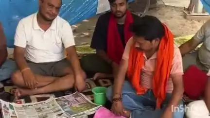 डुमरांव: जर्जर सड़कों की मांग को लेकर वार्ड पार्षद 60 घंटे से भूख हड़ताल पर, विभाग का आश्वासन नामंजूर