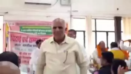 मधुबन: मधुबन तहसील सभागार में सेवानिवृत्त संग्रह विभाग के अनुसेवक व लिपिक को एसडीएम ने दी विदाई