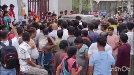 मुशहरी: कालीबाड़ी रोड पर लूट: अपराधियों ने रिवाल्वर की नोक पर एक व्यक्ति से ₹92 हजार लूटे, जनता ने एक को पकड़ा