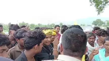 gajinda ke nirdosh ladko ke liye dharna diya