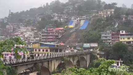 मंडी: मंडी में 1.66 करोड़ की नई तकनीक फेल, विश्वकर्मा चौक की पहाड़ी पर पहली बारिश में भूस्खलन से सड़क बंद