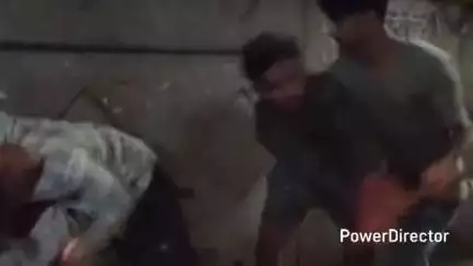कर्वी: कर्वी के शंकर बाजार पहारिया मेडिकल के पास दबंगों द्वारा युवकों के साथ की गई मारपीट का वीडियो हुआ वायरल