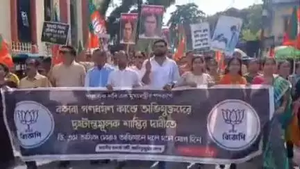 আলিপুরদুয়ার ১: আলিপুরদুয়ার জেলাশাসকের দপ্তরে ঢোকার জন্য বিজেপি কর্মীদের সঙ্গে ধস্তাধস্তি পুলিশের