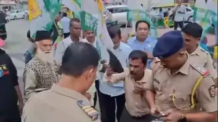 नागपूर शहर: स्मार्ट प्रीपेड मीटरच्या बळजबरी विरोधात विदर्भ राज्य आंदोलन समितीतर्फे व्हेरायटी चौक येथे करण्यात आले आक्रमक आंदोलन