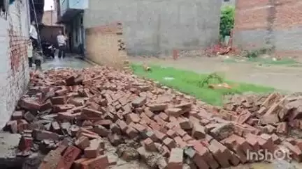 बिंदकी: बिंदकी कस्बे के मोहल्ला जहानपुर में बारिश के दौरान दीवार ढ़हने से पांच लोग घायल, मचा हड़कंप