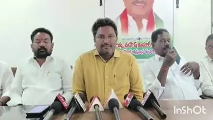 వర్ధన్నపేట: వర్ధన్నపేట క్యాంపు కార్యాలయంలో కాంగ్రెస్ ఎస్సీ సెల్ జిల్లా అధ్యక్షుడు తూళ్ల రవి  మీడియా సమావేశం మాజీ మంత్రిపై విమర్శలు