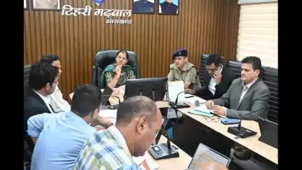टिहरी: जिलाधिकारी नितिका खंडेलवाल ने कलेक्ट्रेट में सड़क सुरक्षा समिति की बैठक की, ARTO व पुलिस को चेकिंग बढ़ाने के दिए निर्देश