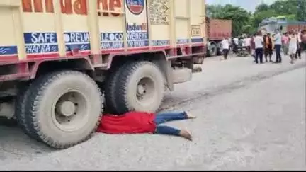कोईलवर: राजापुर बाजार के समीप बेलगाम ट्रक ने युवक को रौंदा, मौके पर हुई दर्दनाक मौत