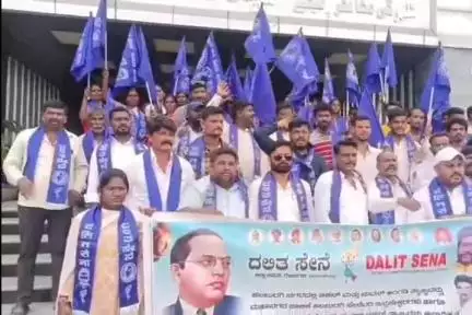 ಕಲಬುರಗಿ: ಚಿಕನ್ ಮಟನ್ ತ್ಯಾಜ್ಯ ಕಲೆಕ್ಟ್ ಮಾಡುವ ಏಜೆನ್ಸಿಯವರಿಗೆ ಕೆಲವರು ಧಮ್ಕಿ ಹಾಕಿದ ಆರೋಪ,ನಗರದಲ್ಲಿ ದಲಿತ ಸೇನೆಯಿಂದ ಪ್ರತಿಭಟನೆ