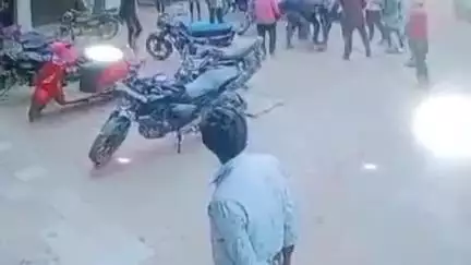 ಬೇಲೂರು: ಹಳೆಬೀಡಿನಲ್ಲಿ  ರಸ್ತೆ ಮಧ್ಯೆಯೇ, ಸಾರ್ವಜನಿಕರೆದುರೆ ವ್ಯಕ್ತಿಯೊಬ್ಬನಿಗೆ ಹಿಗ್ಗಾಮುಗ್ಗ ಥಳಿಸಿದ ಪುಂಡರು
